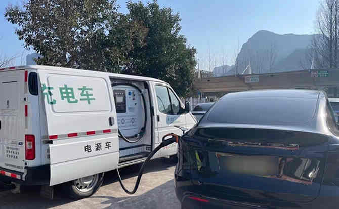 德钦汽车搭电